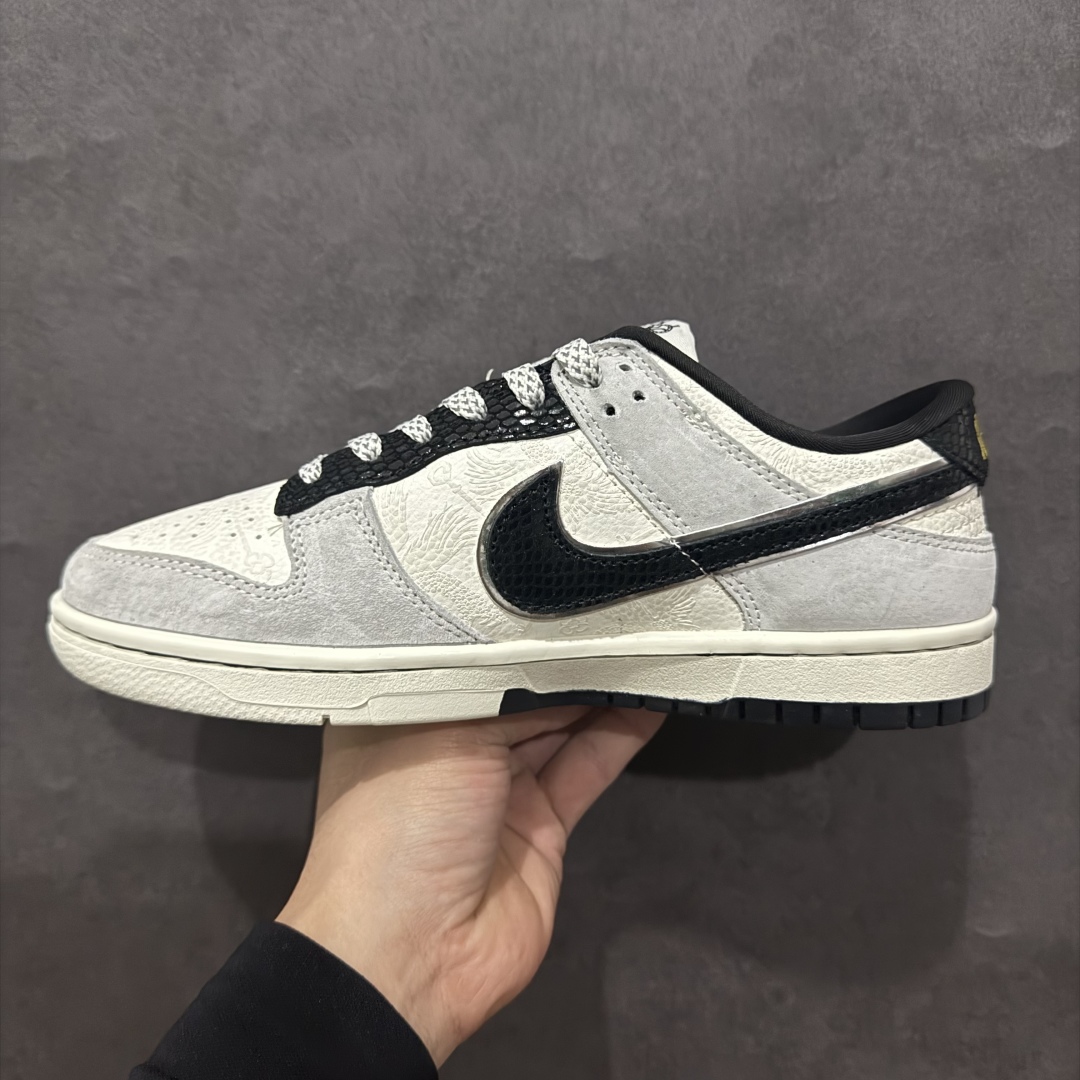 图片[2]-NIKE SB Dunk Low 蛇年限定 白灰黑小钩满天星n公司级出品 极力推荐👏n原装头层材料 独家版型蒸餾加工n帶來的是更好的视觉和脚感体验n大厂纯原品质出货 清洁度 电绣工艺皮料切割干净无任何毛边 细节完美官方货号：AG3702 855 尺码： 36 36.5 37.5 38 38.5 39 40 40.5 41 42 42.5 43 44 44.5 45 编码：1QF280300-莆田鞋批发中心