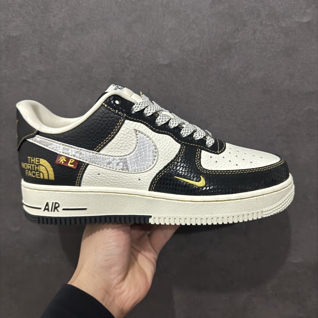 【定制版】耐克Nike Air Force 1 Low  空军一号 AF1 低帮百搭休闲运动板鞋。柔软、弹性十足的缓震性能和出色的中底设计，横跨复古与现代的外型结合，造就出风靡全球三十多年的Force 1。 货号：CH6336-520 尺码：36 36.5 37.5 38 38.5 39 40 40.5 41 42 42.5 43 44 45  编码：YB300320n-莆田鞋批发中心