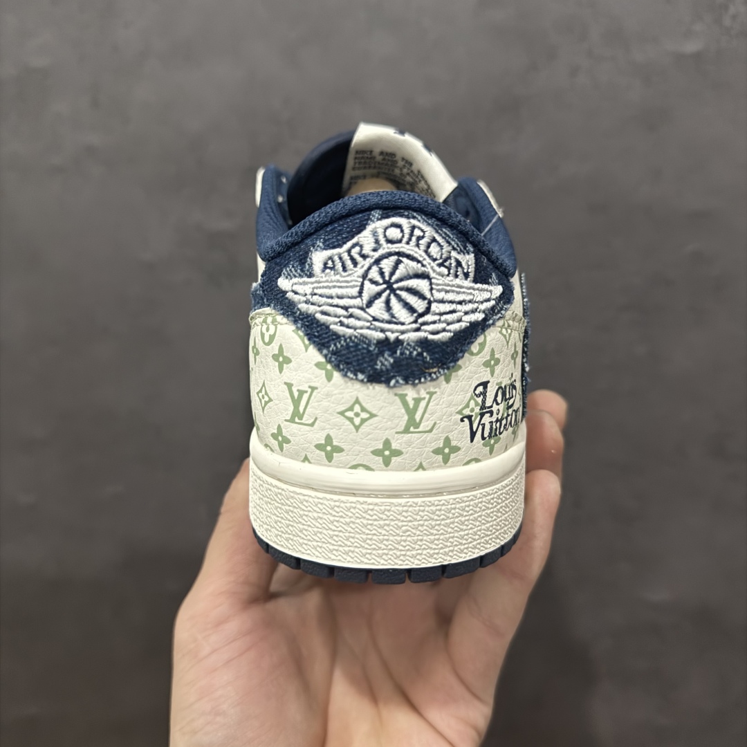 图片[4]-【定制版】Fragment x TS x Air Jordan 1 Low x LVn三方联名倒钩低帮 全新的三方联名低帮倒钩鞋面延续了黑脚趾设计 点缀上Travis Scott 标志性的Logon完善极具Fragment Design的设计风格n左右脚分别以Travis Scott鬼脸和乔丹飞翼加以修饰0彰显出三方联名的奢华格调 官方货号：SJ2068 004 Size：36 36.5 37.5 38 38.5 39 40 40.5 41 42 42.5 43 44 44.5 45 编码：YB240260-莆田鞋批发中心