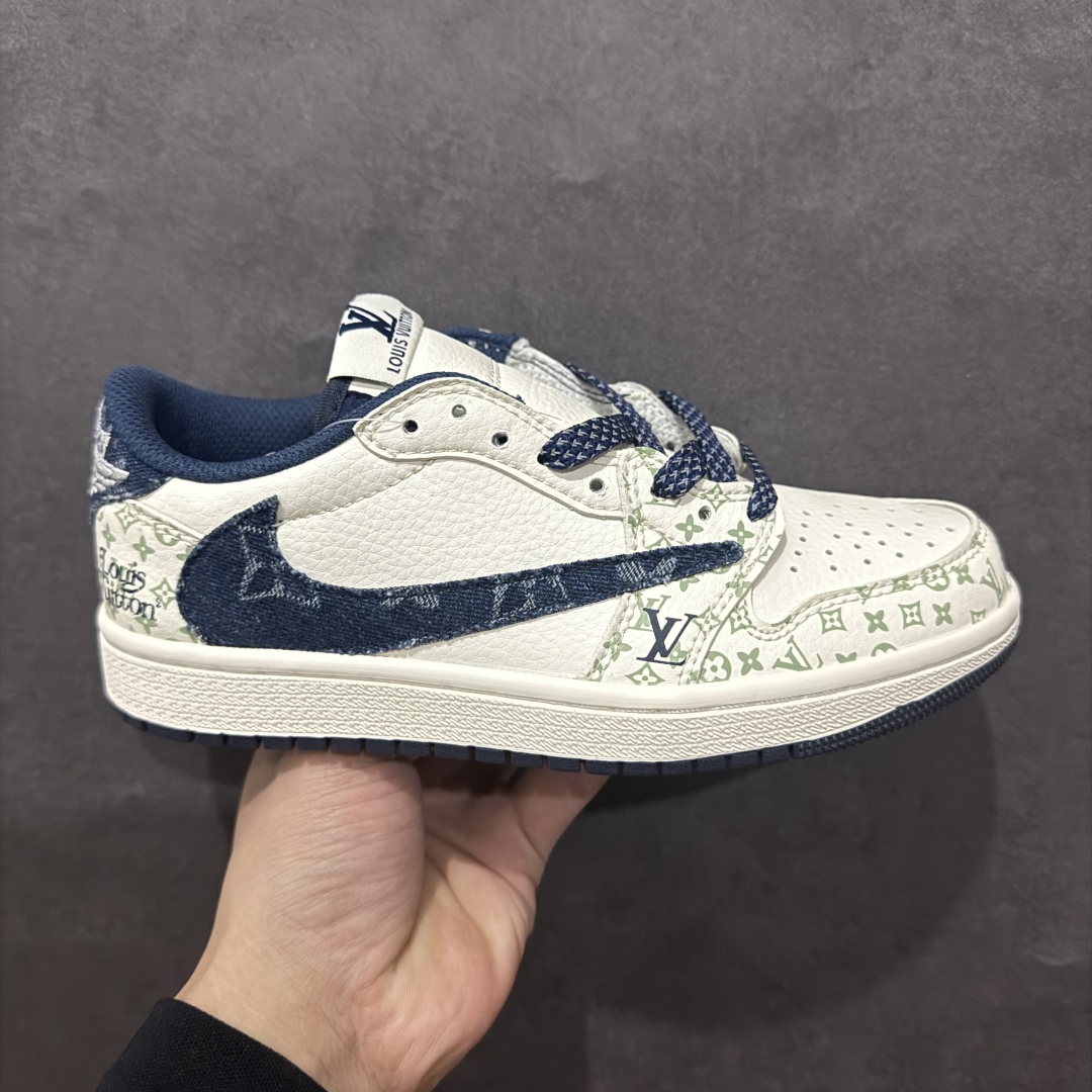 【定制版】Fragment x TS x Air Jordan 1 Low x LVn三方联名倒钩低帮 全新的三方联名低帮倒钩鞋面延续了黑脚趾设计 点缀上Travis Scott 标志性的Logon完善极具Fragment Design的设计风格n左右脚分别以Travis Scott鬼脸和乔丹飞翼加以修饰0彰显出三方联名的奢华格调 官方货号：SJ2068 004 Size：36 36.5 37.5 38 38.5 39 40 40.5 41 42 42.5 43 44 44.5 45 编码：YB240260-莆田鞋批发中心