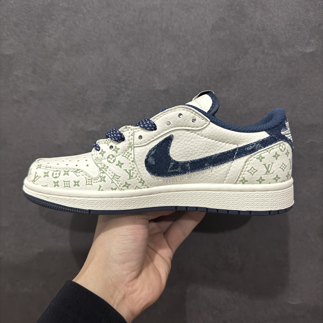 图片[2]-【定制版】Fragment x TS x Air Jordan 1 Low x LVn三方联名倒钩低帮 全新的三方联名低帮倒钩鞋面延续了黑脚趾设计 点缀上Travis Scott 标志性的Logon完善极具Fragment Design的设计风格n左右脚分别以Travis Scott鬼脸和乔丹飞翼加以修饰0彰显出三方联名的奢华格调 官方货号：SJ2068 004 Size：36 36.5 37.5 38 38.5 39 40 40.5 41 42 42.5 43 44 44.5 45 编码：YB240260-莆田鞋批发中心