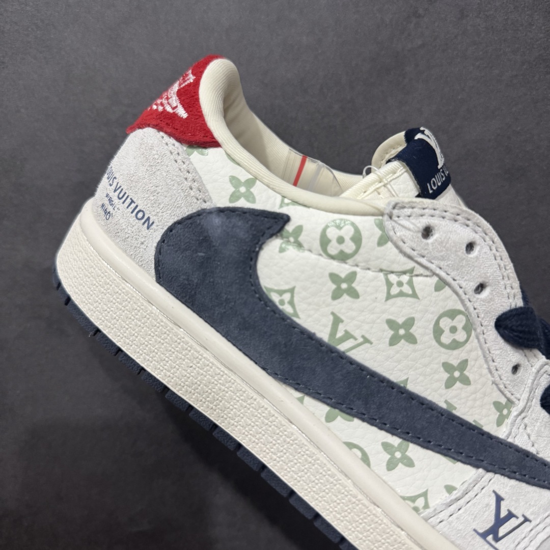 图片[6]-【定制版】Fragment x Travis Scott x LVnAir Jordan 1 Low 三方联名倒钩n性价比原盒出货 全新的三方联名低帮倒钩鞋面延续了黑脚趾设计，整双鞋以全荔枝皮打造，腰身搭配白色「倒勾」，再点缀上Travis Scott 标志性的Logo，后跟处以藤原浩最拿手的蓝色为主色调，完善极具Fragment Design的白蓝黑设计风格，左右脚分别以Travis Scott鬼脸和乔丹飞翼加以修饰，彰显出三方联名的奢华格调。 官方货号：YQ2088 688 Size：36 36.5 37.5 38 38.5 39 40 40.5 41 42 42.5 43 44 44.5 45  编码：YB240280-莆田鞋批发中心