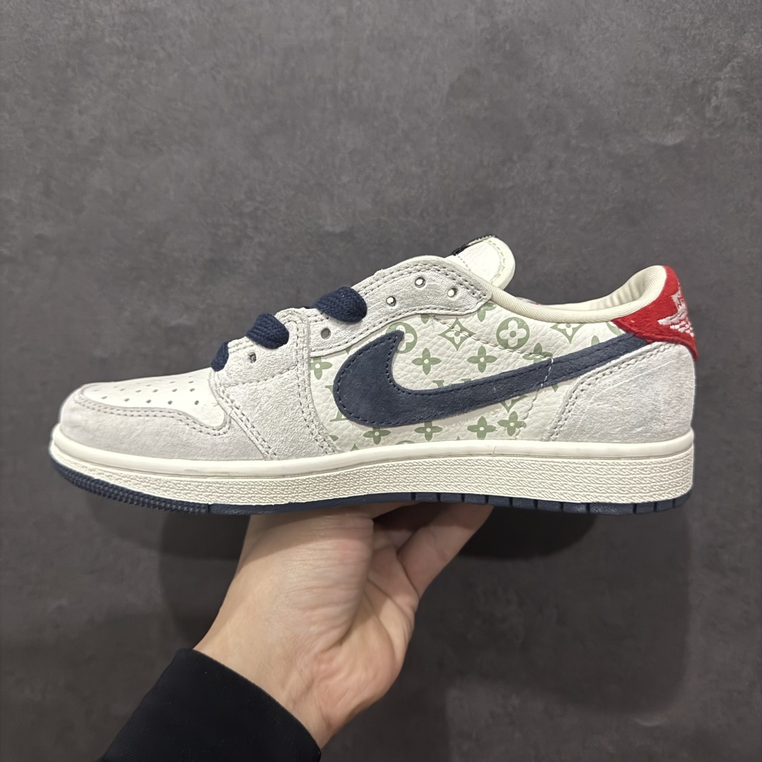 图片[2]-【定制版】Fragment x Travis Scott x LVnAir Jordan 1 Low 三方联名倒钩n性价比原盒出货 全新的三方联名低帮倒钩鞋面延续了黑脚趾设计，整双鞋以全荔枝皮打造，腰身搭配白色「倒勾」，再点缀上Travis Scott 标志性的Logo，后跟处以藤原浩最拿手的蓝色为主色调，完善极具Fragment Design的白蓝黑设计风格，左右脚分别以Travis Scott鬼脸和乔丹飞翼加以修饰，彰显出三方联名的奢华格调。 官方货号：YQ2088 688 Size：36 36.5 37.5 38 38.5 39 40 40.5 41 42 42.5 43 44 44.5 45  编码：YB240280-莆田鞋批发中心