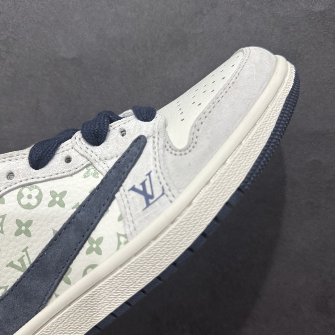 图片[5]-【定制版】Fragment x Travis Scott x LVnAir Jordan 1 Low 三方联名倒钩n性价比原盒出货 全新的三方联名低帮倒钩鞋面延续了黑脚趾设计，整双鞋以全荔枝皮打造，腰身搭配白色「倒勾」，再点缀上Travis Scott 标志性的Logo，后跟处以藤原浩最拿手的蓝色为主色调，完善极具Fragment Design的白蓝黑设计风格，左右脚分别以Travis Scott鬼脸和乔丹飞翼加以修饰，彰显出三方联名的奢华格调。 官方货号：YQ2088 688 Size：36 36.5 37.5 38 38.5 39 40 40.5 41 42 42.5 43 44 44.5 45  编码：YB240280-莆田鞋批发中心