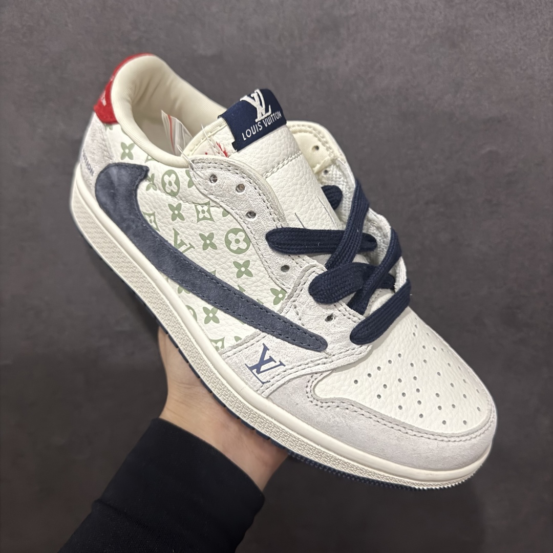 图片[3]-【定制版】Fragment x Travis Scott x LVnAir Jordan 1 Low 三方联名倒钩n性价比原盒出货 全新的三方联名低帮倒钩鞋面延续了黑脚趾设计，整双鞋以全荔枝皮打造，腰身搭配白色「倒勾」，再点缀上Travis Scott 标志性的Logo，后跟处以藤原浩最拿手的蓝色为主色调，完善极具Fragment Design的白蓝黑设计风格，左右脚分别以Travis Scott鬼脸和乔丹飞翼加以修饰，彰显出三方联名的奢华格调。 官方货号：YQ2088 688 Size：36 36.5 37.5 38 38.5 39 40 40.5 41 42 42.5 43 44 44.5 45  编码：YB240280-莆田鞋批发中心