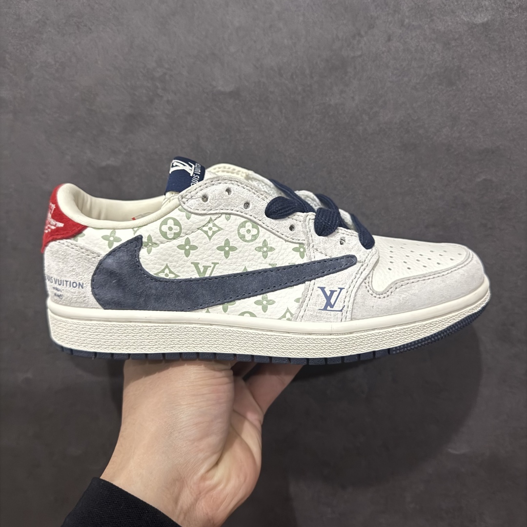 【定制版】Fragment x Travis Scott x LVnAir Jordan 1 Low 三方联名倒钩n性价比原盒出货 全新的三方联名低帮倒钩鞋面延续了黑脚趾设计，整双鞋以全荔枝皮打造，腰身搭配白色「倒勾」，再点缀上Travis Scott 标志性的Logo，后跟处以藤原浩最拿手的蓝色为主色调，完善极具Fragment Design的白蓝黑设计风格，左右脚分别以Travis Scott鬼脸和乔丹飞翼加以修饰，彰显出三方联名的奢华格调。 官方货号：YQ2088 688 Size：36 36.5 37.5 38 38.5 39 40 40.5 41 42 42.5 43 44 44.5 45  编码：YB240280-莆田鞋批发中心