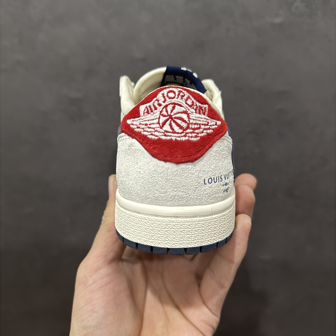 图片[4]-【定制版】Fragment x Travis Scott x LVnAir Jordan 1 Low 三方联名倒钩n性价比原盒出货 全新的三方联名低帮倒钩鞋面延续了黑脚趾设计，整双鞋以全荔枝皮打造，腰身搭配白色「倒勾」，再点缀上Travis Scott 标志性的Logo，后跟处以藤原浩最拿手的蓝色为主色调，完善极具Fragment Design的白蓝黑设计风格，左右脚分别以Travis Scott鬼脸和乔丹飞翼加以修饰，彰显出三方联名的奢华格调。 官方货号：YQ2088 688 Size：36 36.5 37.5 38 38.5 39 40 40.5 41 42 42.5 43 44 44.5 45  编码：YB240280-莆田鞋批发中心