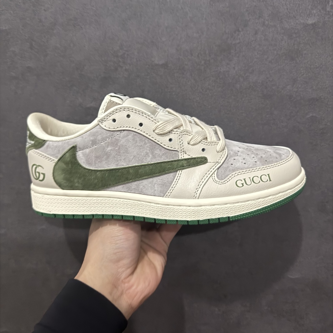 【定制版】xFragment x Travis Scott x GUCCI  Air Jordan 1 Low 三方联名倒钩 性价比原盒出货 全新的三方联名低帮倒钩鞋面延续了黑脚趾设计，整双鞋以全荔枝皮打造，腰身搭配白色「倒勾」，再点缀上Travis Scott 标志性的Logo，后跟处以藤原浩最拿手的蓝色为主色调，完善极具Fragment Design的白蓝黑设计风格，左右脚分别以Travis Scott鬼脸和乔丹飞翼加以修饰，彰显出三方联名的奢华格调。 货号:LX1988-106 Size：36 36.5 37.5 38 38.5 39 40 40.5 41 42 42.5 43 44 44.5 45  编码：YB240260-莆田鞋批发中心