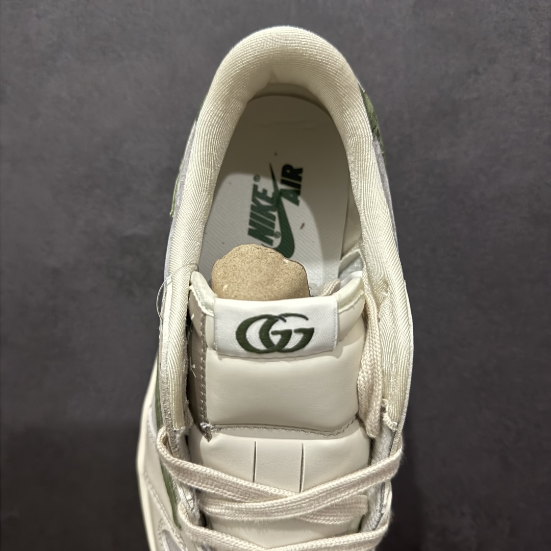 图片[7]-【定制版】xFragment x Travis Scott x GUCCI  Air Jordan 1 Low 三方联名倒钩 性价比原盒出货 全新的三方联名低帮倒钩鞋面延续了黑脚趾设计，整双鞋以全荔枝皮打造，腰身搭配白色「倒勾」，再点缀上Travis Scott 标志性的Logo，后跟处以藤原浩最拿手的蓝色为主色调，完善极具Fragment Design的白蓝黑设计风格，左右脚分别以Travis Scott鬼脸和乔丹飞翼加以修饰，彰显出三方联名的奢华格调。 货号:LX1988-106 Size：36 36.5 37.5 38 38.5 39 40 40.5 41 42 42.5 43 44 44.5 45  编码：YB240260-莆田鞋批发中心