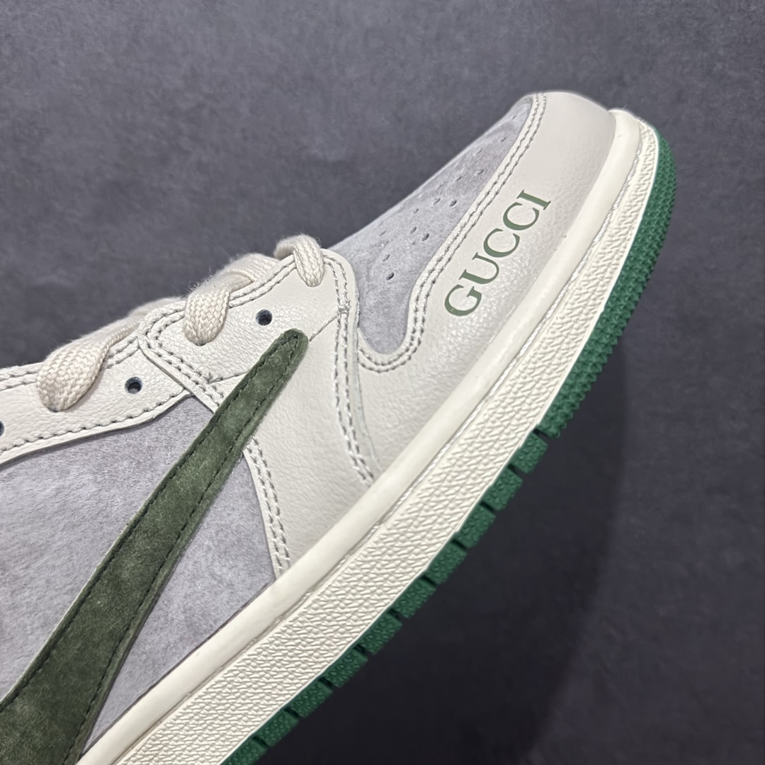 图片[5]-【定制版】xFragment x Travis Scott x GUCCI  Air Jordan 1 Low 三方联名倒钩 性价比原盒出货 全新的三方联名低帮倒钩鞋面延续了黑脚趾设计，整双鞋以全荔枝皮打造，腰身搭配白色「倒勾」，再点缀上Travis Scott 标志性的Logo，后跟处以藤原浩最拿手的蓝色为主色调，完善极具Fragment Design的白蓝黑设计风格，左右脚分别以Travis Scott鬼脸和乔丹飞翼加以修饰，彰显出三方联名的奢华格调。 货号:LX1988-106 Size：36 36.5 37.5 38 38.5 39 40 40.5 41 42 42.5 43 44 44.5 45  编码：YB240260-莆田鞋批发中心