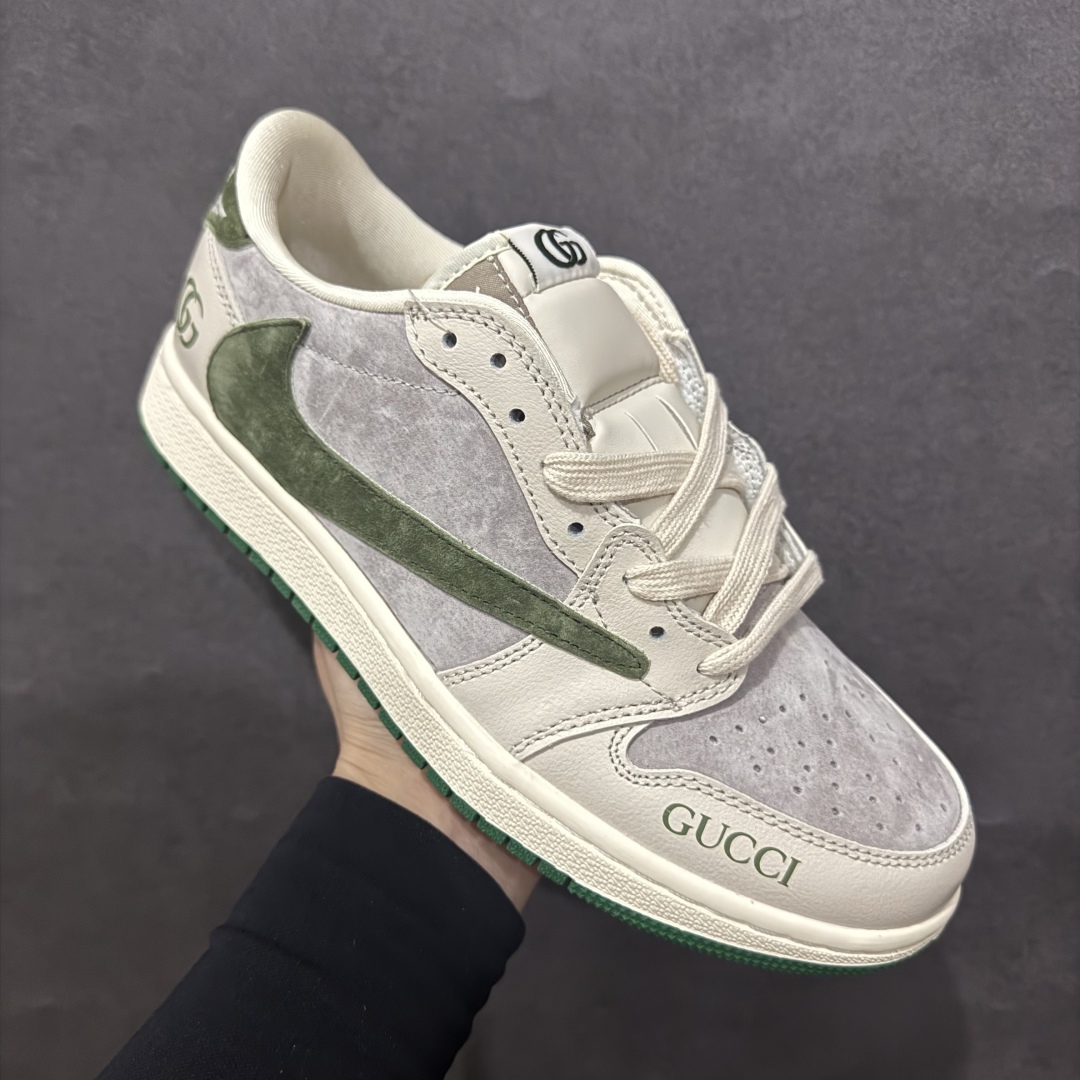 图片[3]-【定制版】xFragment x Travis Scott x GUCCI  Air Jordan 1 Low 三方联名倒钩 性价比原盒出货 全新的三方联名低帮倒钩鞋面延续了黑脚趾设计，整双鞋以全荔枝皮打造，腰身搭配白色「倒勾」，再点缀上Travis Scott 标志性的Logo，后跟处以藤原浩最拿手的蓝色为主色调，完善极具Fragment Design的白蓝黑设计风格，左右脚分别以Travis Scott鬼脸和乔丹飞翼加以修饰，彰显出三方联名的奢华格调。 货号:LX1988-106 Size：36 36.5 37.5 38 38.5 39 40 40.5 41 42 42.5 43 44 44.5 45  编码：YB240260-莆田鞋批发中心