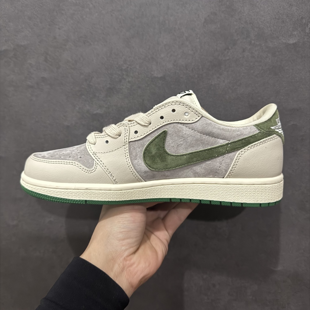 图片[2]-【定制版】xFragment x Travis Scott x GUCCI  Air Jordan 1 Low 三方联名倒钩 性价比原盒出货 全新的三方联名低帮倒钩鞋面延续了黑脚趾设计，整双鞋以全荔枝皮打造，腰身搭配白色「倒勾」，再点缀上Travis Scott 标志性的Logo，后跟处以藤原浩最拿手的蓝色为主色调，完善极具Fragment Design的白蓝黑设计风格，左右脚分别以Travis Scott鬼脸和乔丹飞翼加以修饰，彰显出三方联名的奢华格调。 货号:LX1988-106 Size：36 36.5 37.5 38 38.5 39 40 40.5 41 42 42.5 43 44 44.5 45  编码：YB240260-莆田鞋批发中心