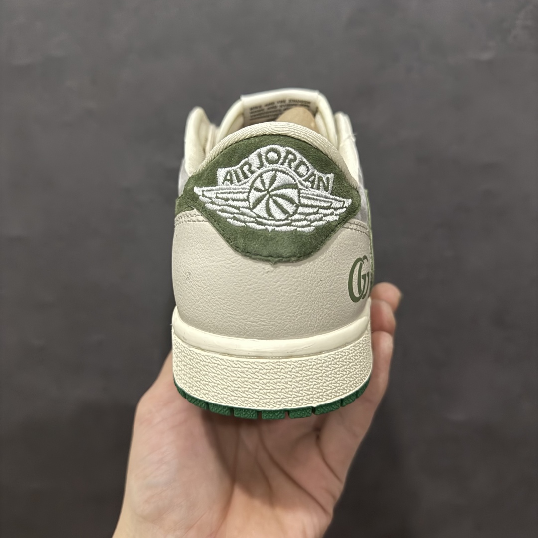 图片[4]-【定制版】xFragment x Travis Scott x GUCCI  Air Jordan 1 Low 三方联名倒钩 性价比原盒出货 全新的三方联名低帮倒钩鞋面延续了黑脚趾设计，整双鞋以全荔枝皮打造，腰身搭配白色「倒勾」，再点缀上Travis Scott 标志性的Logo，后跟处以藤原浩最拿手的蓝色为主色调，完善极具Fragment Design的白蓝黑设计风格，左右脚分别以Travis Scott鬼脸和乔丹飞翼加以修饰，彰显出三方联名的奢华格调。 货号:LX1988-106 Size：36 36.5 37.5 38 38.5 39 40 40.5 41 42 42.5 43 44 44.5 45  编码：YB240260-莆田鞋批发中心