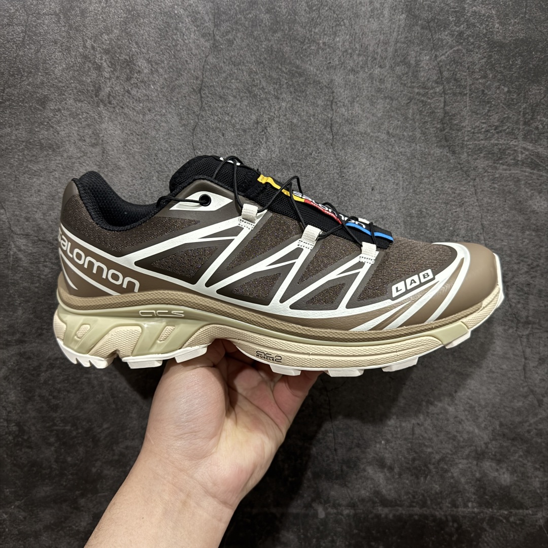 【PK版】 Salomon XT-6 Expanse 一代n萨洛蒙复古潮流户外机能登山跑鞋 火星棕473058nn纯原外贸平台特供订单耗时半年巨作 全套原纸板楦头开发原厂特供网布配套加持 确保原汁原味n完美呈现版型 原档数据独家私模五层组合大底原装Ortholite轻量化鞋垫 中底布带钢印编号原厂TPU锁扣 进口港宝加持后跟自然饱满 还原公司包裹性鞋面以“锯齿”状的包裹系统呈现在基色底之下加入了各种色点缀将公司的最新技术和时尚前卫的造型融入耐用的长跑款式中鞋面由 TPU 薄膜制成 并焊接在高耐磨网眼上 使其既时尚又坚固 由 ACS底盘支撑 可增强稳定性和支撑力 以及由橡胶凸耳 Contragrip外底覆盖的 EVA 缓冲中底 旨在应对崎岖的地形 鞋舌上的彩色Salomon 标签、Quicklace 系统以及鞋头、鞋舌和鞋跟上的附加品牌使细节更加完美 让穿着者可以轻松驾驭户外与通勤下的任何运动生活场景 无缝鞋身户外随意纵横 颜值与脚感兼备 出街通勤 绝对非常吸睛 你值得拥有 尺码：36 36.5 37.5 38 38.5 39 40 40.5 41 42 42.5 43 44 44.5 45  编码：J310340-莆田鞋批发中心