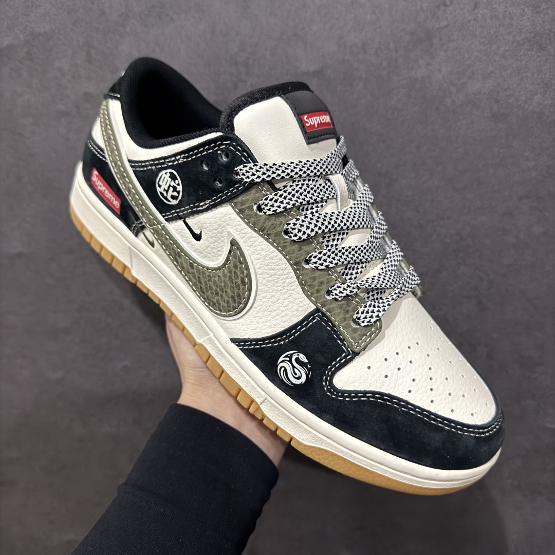 图片[3]-【定制版】Nike SB Dunk Low x Supreme 蛇年限定 白黑绿小钩满天星n纯原大厂出品 极力推荐n原装头层材料 独家版型蒸餾加工n帶來的是更好的视觉和脚感体验n大厂纯原品质出货 清洁度 电绣工艺皮料切割干净无任何毛边 细节完美 官方货号：XF8698 049 尺码：36 36.5 37.5 38 38.5 39 40 40.5 41 42 42.5 43 44 44.5 45 编码：CC300320-莆田鞋批发中心