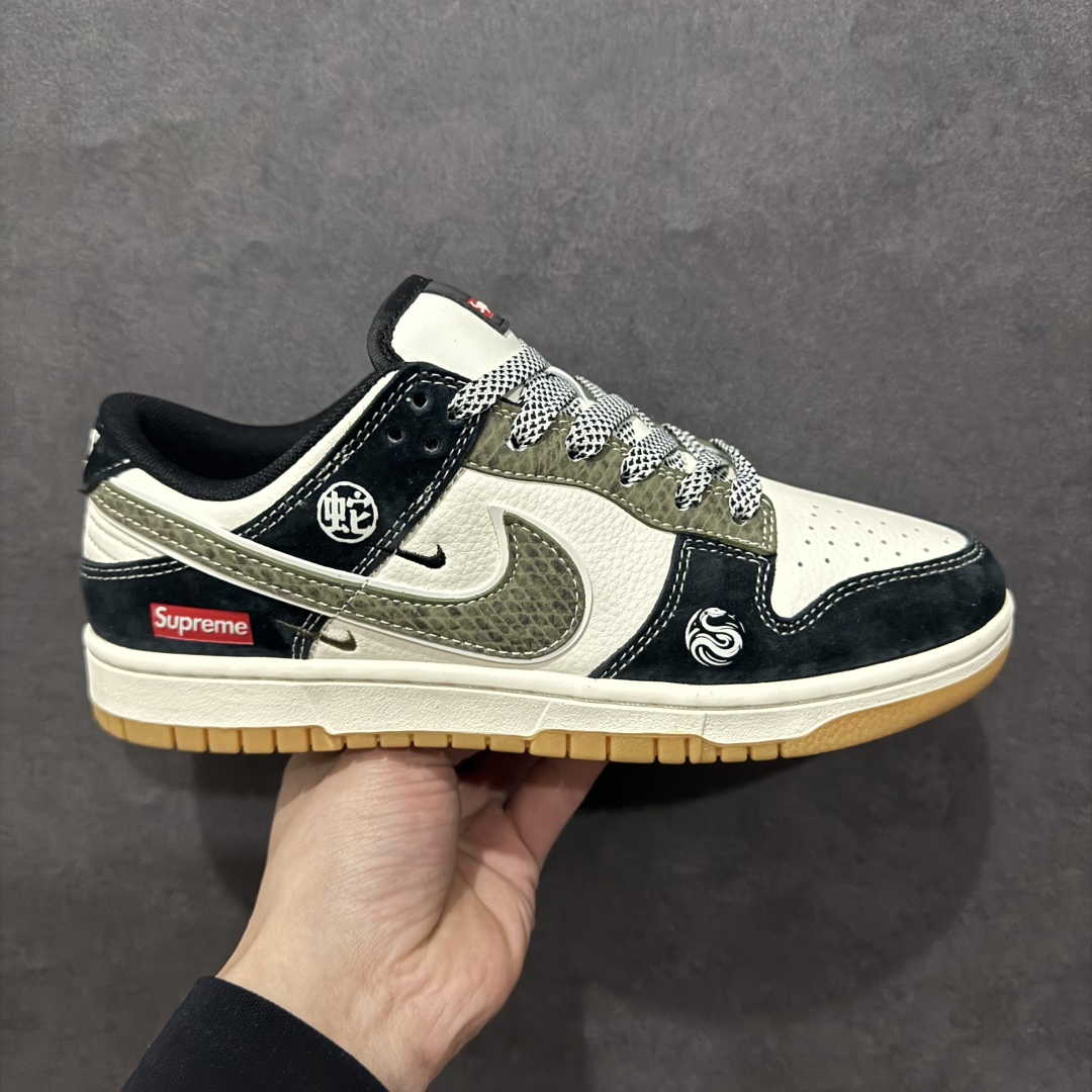 【定制版】Nike SB Dunk Low x Supreme 蛇年限定 白黑绿小钩满天星n纯原大厂出品 极力推荐n原装头层材料 独家版型蒸餾加工n帶來的是更好的视觉和脚感体验n大厂纯原品质出货 清洁度 电绣工艺皮料切割干净无任何毛边 细节完美 官方货号：XF8698 049 尺码：36 36.5 37.5 38 38.5 39 40 40.5 41 42 42.5 43 44 44.5 45 编码：CC300320-莆田鞋批发中心