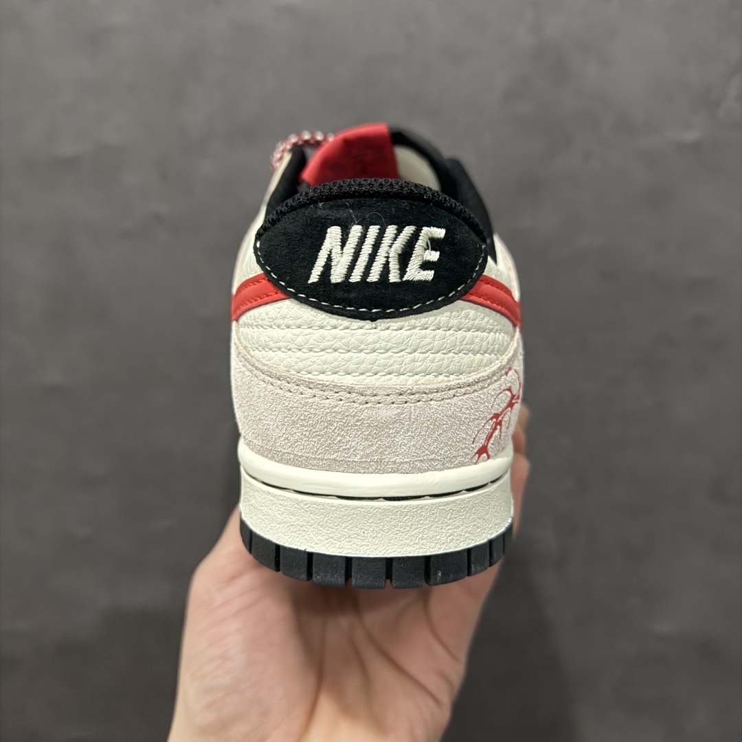 图片[4]-【定制版】Nk SB Dunk Low 蛇年系列 猪八红勾 高端定制 低帮休闲板鞋 DJ2024-106rn#定制鞋盒 大厂纯原品质出货 超高清洁度 皮料切割干净无任何毛边 细节完美 r 尺码：36 36.5 37.5 38 38.5 39 40 40.5 41 42 42.5 43 44 44.5 45  编码：HXS340360-莆田鞋批发中心