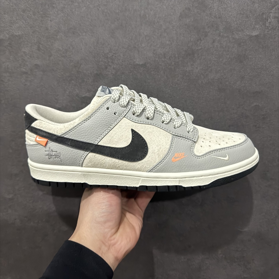 【定制版】Nk SB Dunk Low 斯图西联名 刺绣黑勾 周年高端定制 低帮休闲板鞋 DJ2024-095rn#定制鞋盒 大厂纯原品质出货 超高清洁度 皮料切割干净无任何毛边 细节完美 r 尺码：36 36.5 37.5 38 38.5 39 40 40.5 41 42 42.5 43 44 44.5 45  编码：HXS340360-莆田鞋批发中心