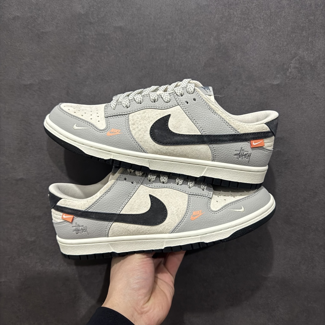 图片[9]-【定制版】Nk SB Dunk Low 斯图西联名 刺绣黑勾 周年高端定制 低帮休闲板鞋 DJ2024-095rn#定制鞋盒 大厂纯原品质出货 超高清洁度 皮料切割干净无任何毛边 细节完美 r 尺码：36 36.5 37.5 38 38.5 39 40 40.5 41 42 42.5 43 44 44.5 45  编码：HXS340360-莆田鞋批发中心