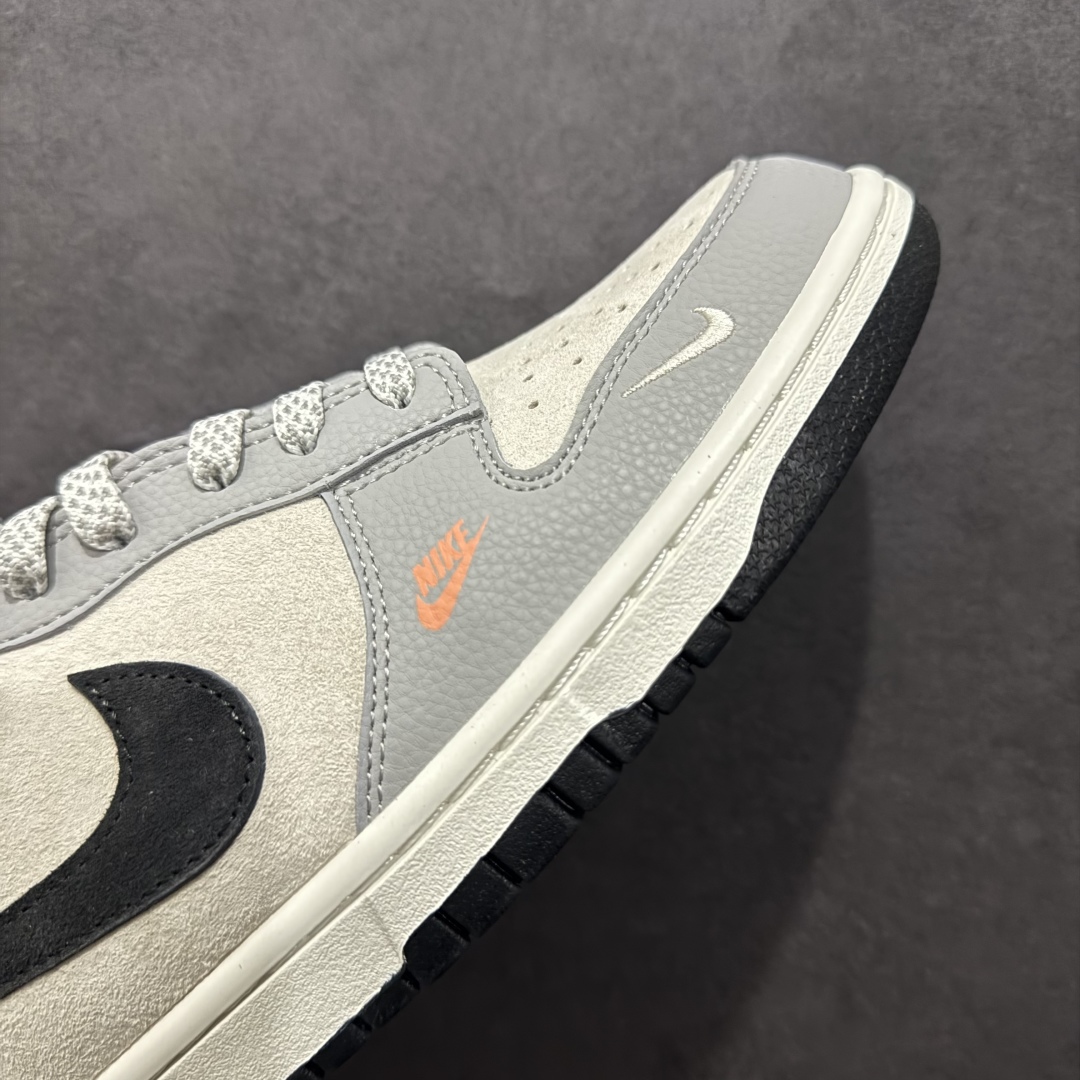 图片[5]-【定制版】Nk SB Dunk Low 斯图西联名 刺绣黑勾 周年高端定制 低帮休闲板鞋 DJ2024-095rn#定制鞋盒 大厂纯原品质出货 超高清洁度 皮料切割干净无任何毛边 细节完美 r 尺码：36 36.5 37.5 38 38.5 39 40 40.5 41 42 42.5 43 44 44.5 45  编码：HXS340360-莆田鞋批发中心