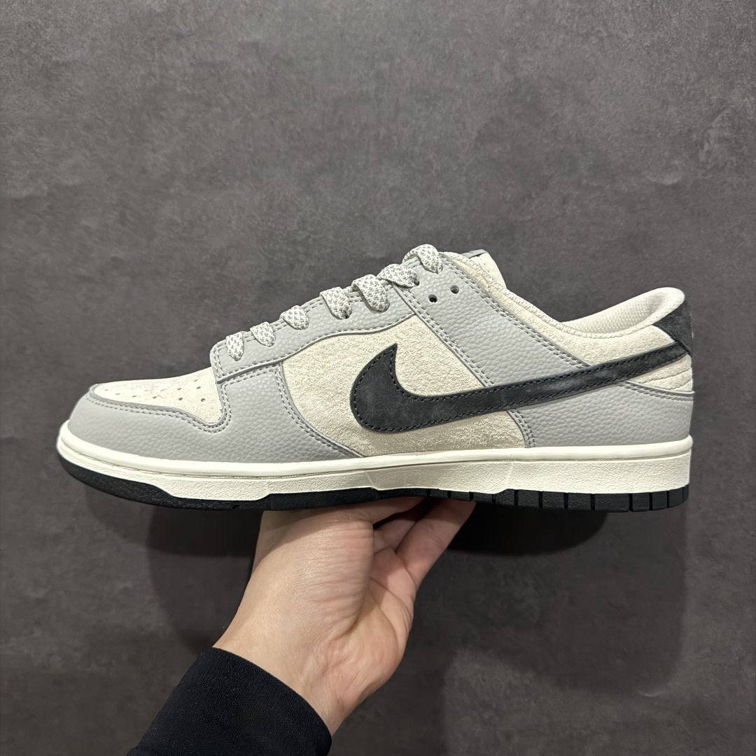 图片[2]-【定制版】Nk SB Dunk Low 斯图西联名 刺绣黑勾 周年高端定制 低帮休闲板鞋 DJ2024-095rn#定制鞋盒 大厂纯原品质出货 超高清洁度 皮料切割干净无任何毛边 细节完美 r 尺码：36 36.5 37.5 38 38.5 39 40 40.5 41 42 42.5 43 44 44.5 45  编码：HXS340360-莆田鞋批发中心