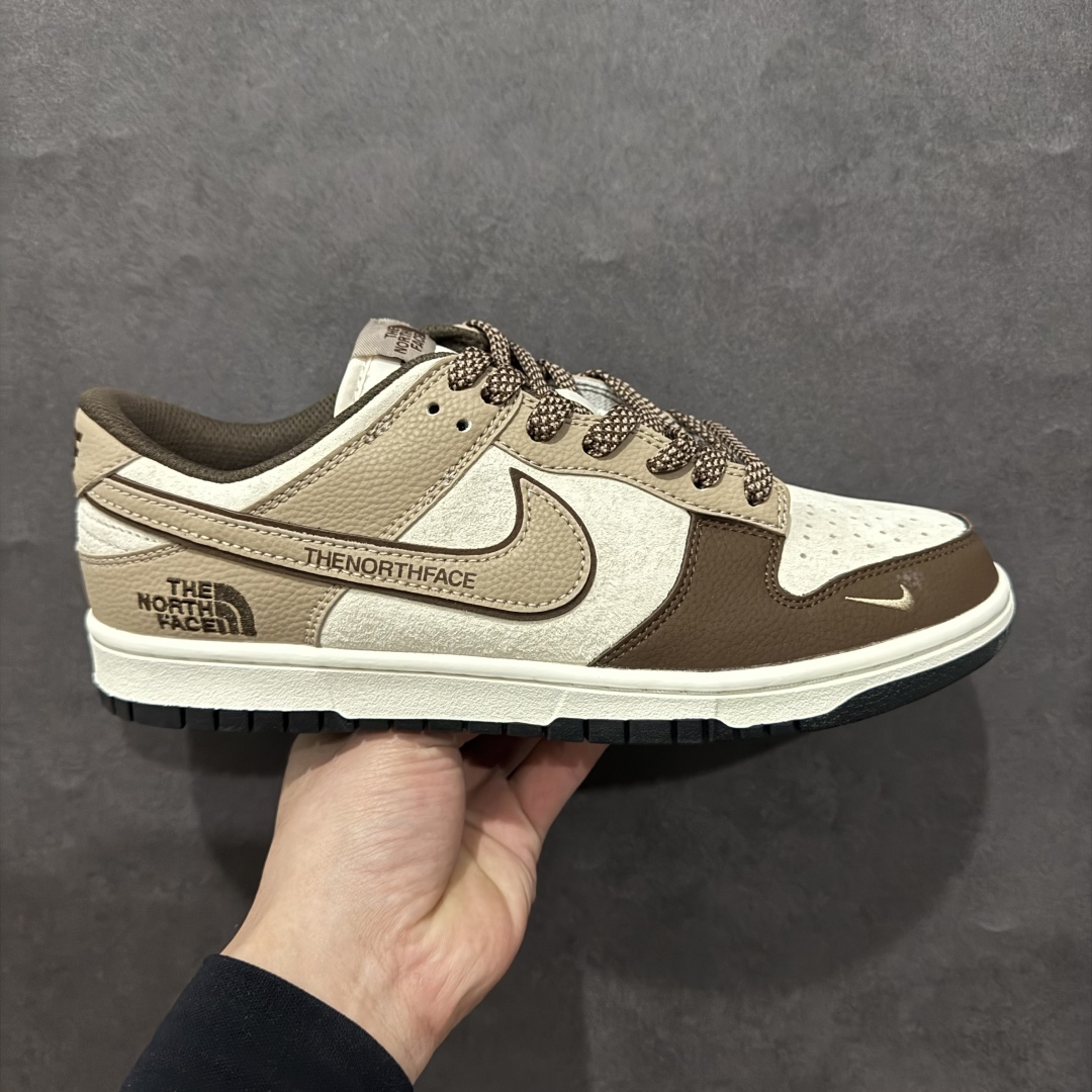 【定制版】Nk SB Dunk Low 北面蛇年联名 字幕棕勾 周年高端定制 低帮休闲板鞋 DJ2024-090rn#定制鞋盒 大厂纯原品质出货 超高清洁度 皮料切割干净无任何毛边 细节完美 r 尺码：36 36.5 37.5 38 38.5 39 40 40.5 41 42 42.5 43 44 44.5 45  编码：HXS340360-莆田鞋批发中心