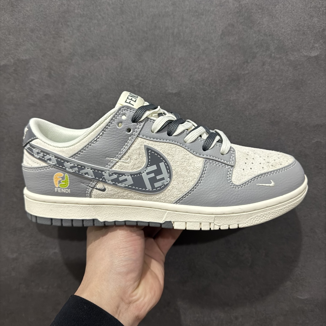 【定制版】Nk SB Dunk Low 芬迪联名 灰白灰勾 周年高端定制 低帮休闲板鞋 DM6868-021rn#定制鞋盒 大厂纯原品质出货 超高清洁度 皮料切割干净无任何毛边 细节完美 r 尺码：36 36.5 37.5 38 38.5 39 40 40.5 41 42 42.5 43 44 44.5 45  编码：HXS340260-莆田鞋批发中心