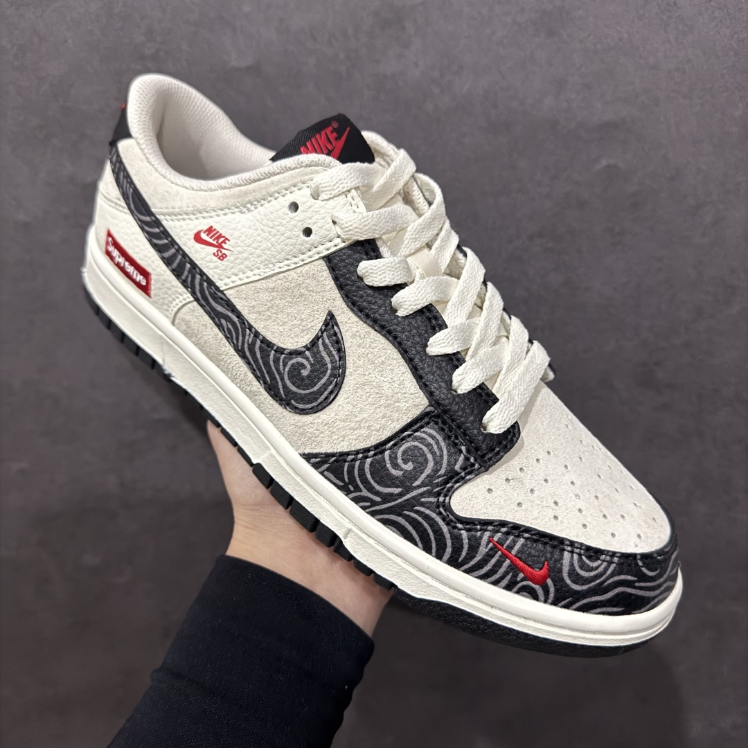 图片[3]-XC版 Nk SB Dunk Low Sup联名 黑花纹 周年高端定制 低帮休闲板鞋n#定制鞋盒 大厂纯原品质出货 超高清洁度 皮料切割干净无任何毛边 细节完美货号：DJ2024-100 尺码：36 36.5 37.5 38 38.5 39 40 40.5 41 42 42.5 43 44 44.5 45 编码：HXS340360-莆田鞋批发中心