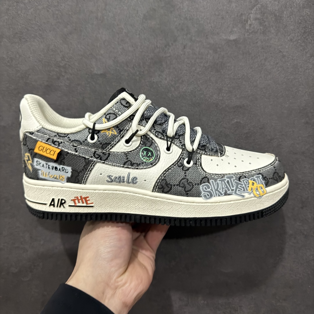 【定制版】Nk Air Force 1\’07 Low \”Hip hop Gucci Style\” 嘻哈古驰 空军一号低帮休闲板鞋 BD0077-555rn#古驰的设计一向以其奢华的材质、精致的工艺和大胆的创意著称。标志性的双 G 图案，仿佛是时尚界的神秘符号，当它与嘻哈风格相遇，便碰撞出了一场绚烂夺目的火花，共同书写着潮流的新篇章r 尺码：36 36.5 37.5 38 38.5 39 40 40.5 41 42 42.5 43 44 44.5 45  编码：HXS310320-莆田鞋批发中心