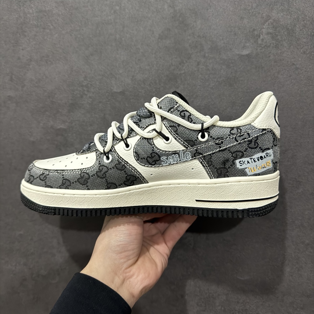 图片[2]-【定制版】Nk Air Force 1\’07 Low \”Hip hop Gucci Style\” 嘻哈古驰 空军一号低帮休闲板鞋 BD0077-555rn#古驰的设计一向以其奢华的材质、精致的工艺和大胆的创意著称。标志性的双 G 图案，仿佛是时尚界的神秘符号，当它与嘻哈风格相遇，便碰撞出了一场绚烂夺目的火花，共同书写着潮流的新篇章r 尺码：36 36.5 37.5 38 38.5 39 40 40.5 41 42 42.5 43 44 44.5 45  编码：HXS310320-莆田鞋批发中心