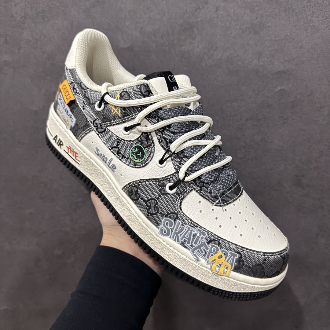 图片[3]-【定制版】Nk Air Force 1\’07 Low \”Hip hop Gucci Style\” 嘻哈古驰 空军一号低帮休闲板鞋 BD0077-555rn#古驰的设计一向以其奢华的材质、精致的工艺和大胆的创意著称。标志性的双 G 图案，仿佛是时尚界的神秘符号，当它与嘻哈风格相遇，便碰撞出了一场绚烂夺目的火花，共同书写着潮流的新篇章r 尺码：36 36.5 37.5 38 38.5 39 40 40.5 41 42 42.5 43 44 44.5 45  编码：HXS310320-莆田鞋批发中心