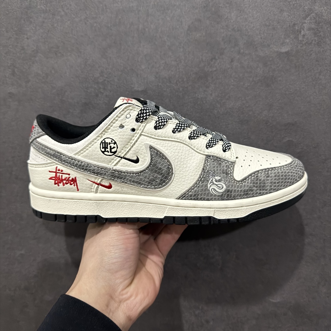 【定制版】Nike SB Dunk Low x Stussy 蛇年限定 白灰小钩满天星n纯原大厂出品 极力推荐n原装头层材料 独家版型蒸餾加工n帶來的是更好的视觉和脚感体验n大厂纯原品质出货 清洁度 电绣工艺皮料切割干净无任何毛边 细节完美 官方货号：XF8698 051 尺码：36 36.5 37.5 38 38.5 39 40 40.5 41 42 42.5 43 44 44.5 45 编码：CC300320-莆田鞋批发中心