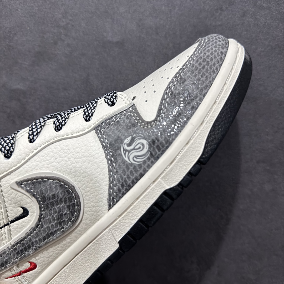 图片[5]-【定制版】Nike SB Dunk Low x Stussy 蛇年限定 白灰小钩满天星n纯原大厂出品 极力推荐n原装头层材料 独家版型蒸餾加工n帶來的是更好的视觉和脚感体验n大厂纯原品质出货 清洁度 电绣工艺皮料切割干净无任何毛边 细节完美 官方货号：XF8698 051 尺码：36 36.5 37.5 38 38.5 39 40 40.5 41 42 42.5 43 44 44.5 45 编码：CC300320-莆田鞋批发中心