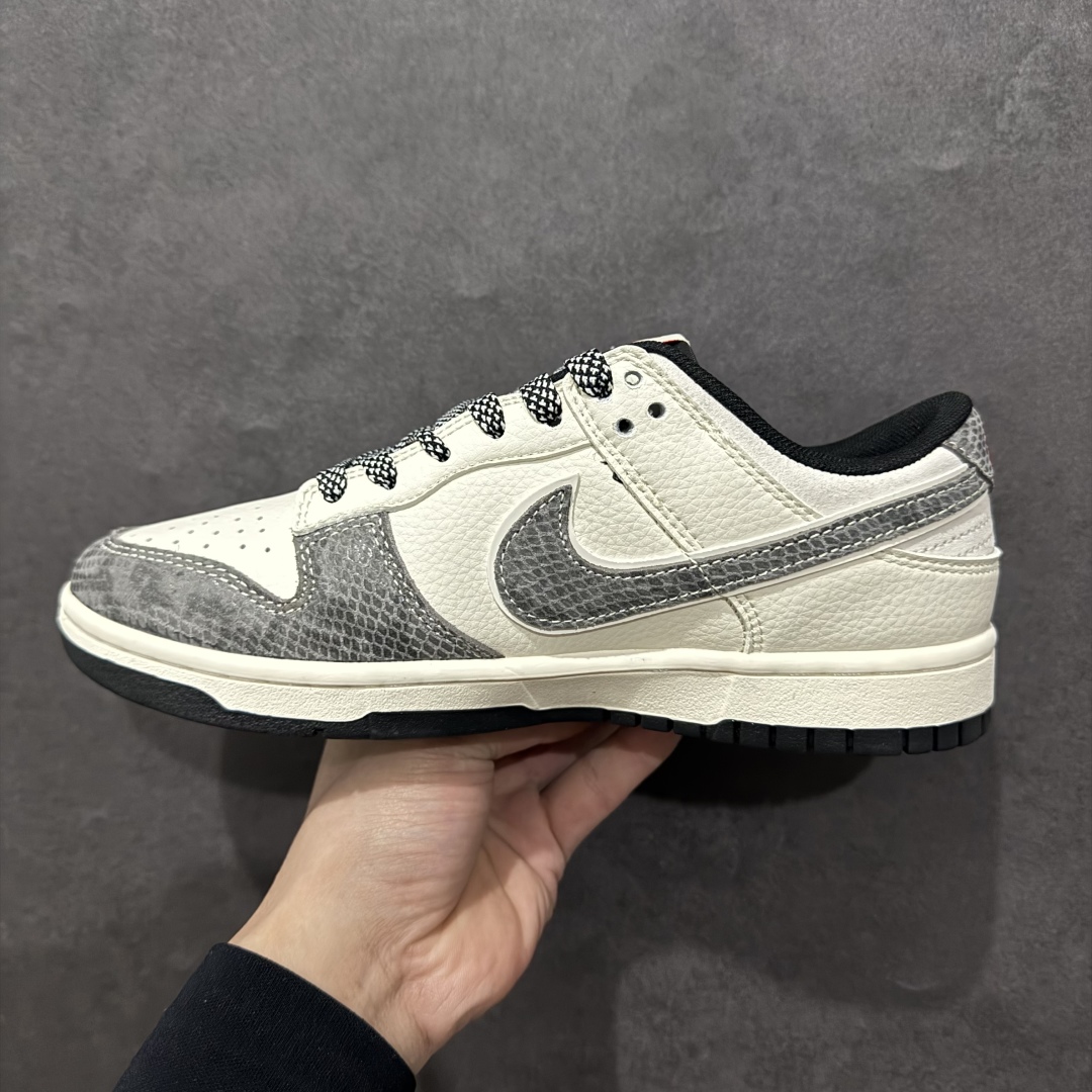 图片[2]-【定制版】Nike SB Dunk Low x Stussy 蛇年限定 白灰小钩满天星n纯原大厂出品 极力推荐n原装头层材料 独家版型蒸餾加工n帶來的是更好的视觉和脚感体验n大厂纯原品质出货 清洁度 电绣工艺皮料切割干净无任何毛边 细节完美 官方货号：XF8698 051 尺码：36 36.5 37.5 38 38.5 39 40 40.5 41 42 42.5 43 44 44.5 45 编码：CC300320-莆田鞋批发中心