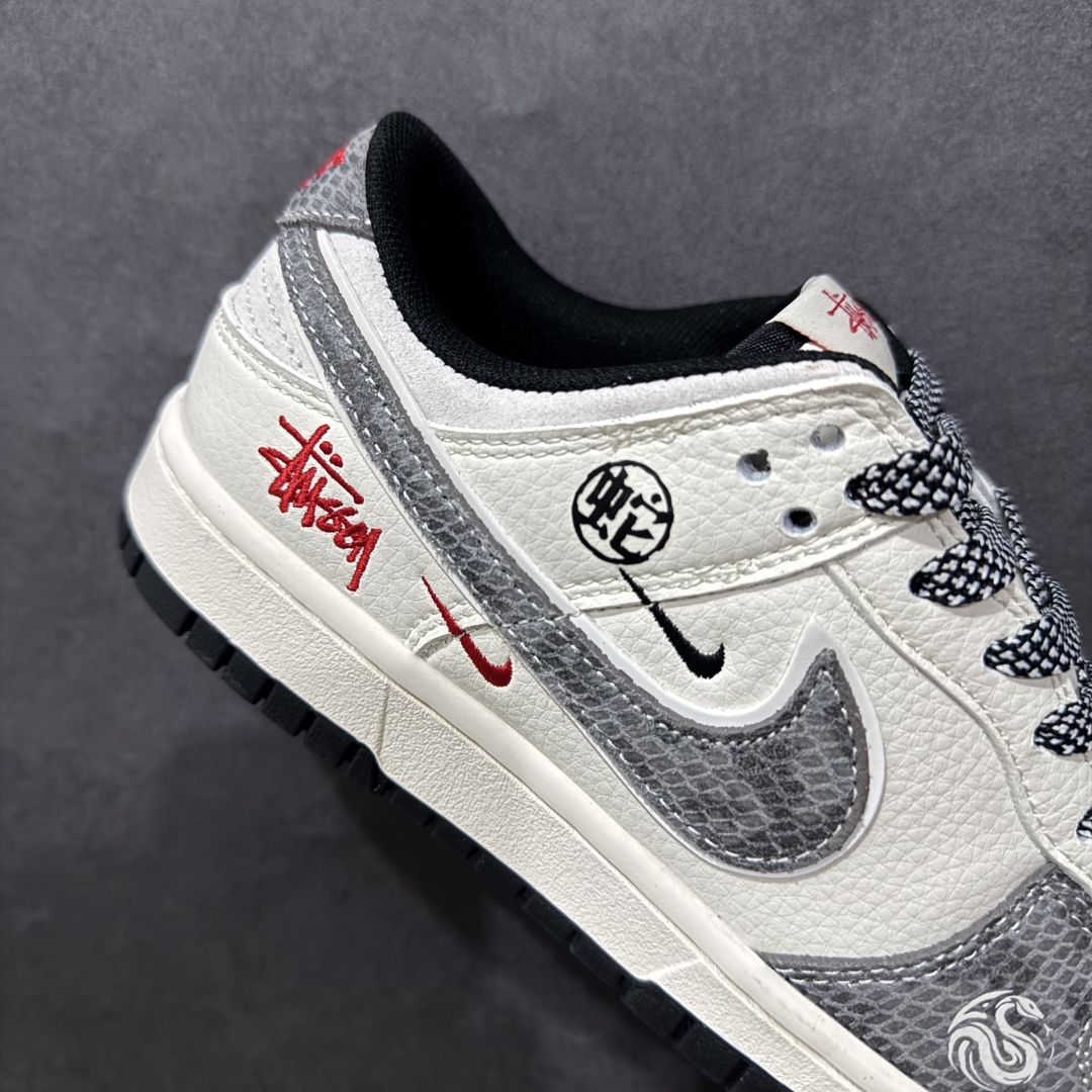 图片[6]-【定制版】Nike SB Dunk Low x Stussy 蛇年限定 白灰小钩满天星n纯原大厂出品 极力推荐n原装头层材料 独家版型蒸餾加工n帶來的是更好的视觉和脚感体验n大厂纯原品质出货 清洁度 电绣工艺皮料切割干净无任何毛边 细节完美 官方货号：XF8698 051 尺码：36 36.5 37.5 38 38.5 39 40 40.5 41 42 42.5 43 44 44.5 45 编码：CC300320-莆田鞋批发中心