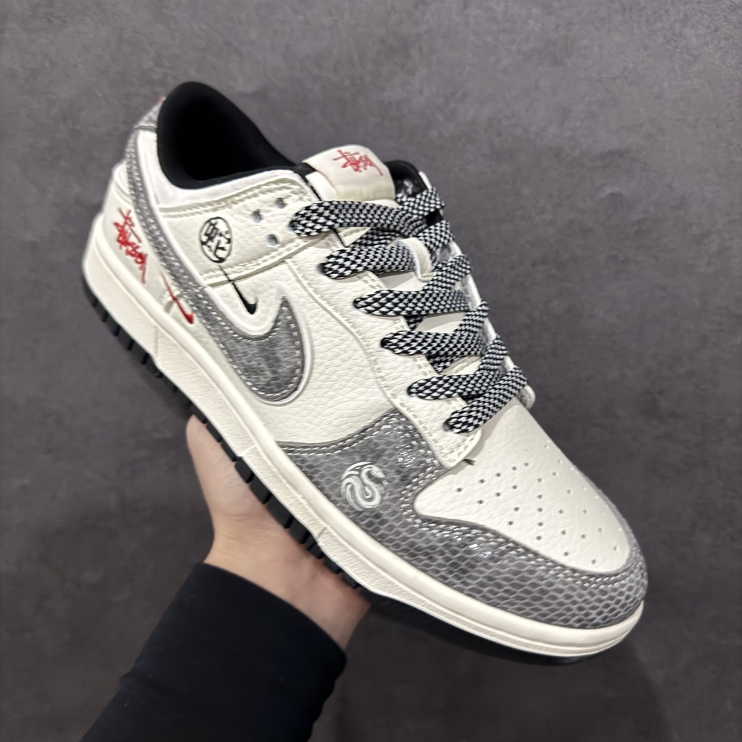 图片[3]-【定制版】Nike SB Dunk Low x Stussy 蛇年限定 白灰小钩满天星n纯原大厂出品 极力推荐n原装头层材料 独家版型蒸餾加工n帶來的是更好的视觉和脚感体验n大厂纯原品质出货 清洁度 电绣工艺皮料切割干净无任何毛边 细节完美 官方货号：XF8698 051 尺码：36 36.5 37.5 38 38.5 39 40 40.5 41 42 42.5 43 44 44.5 45 编码：CC300320-莆田鞋批发中心