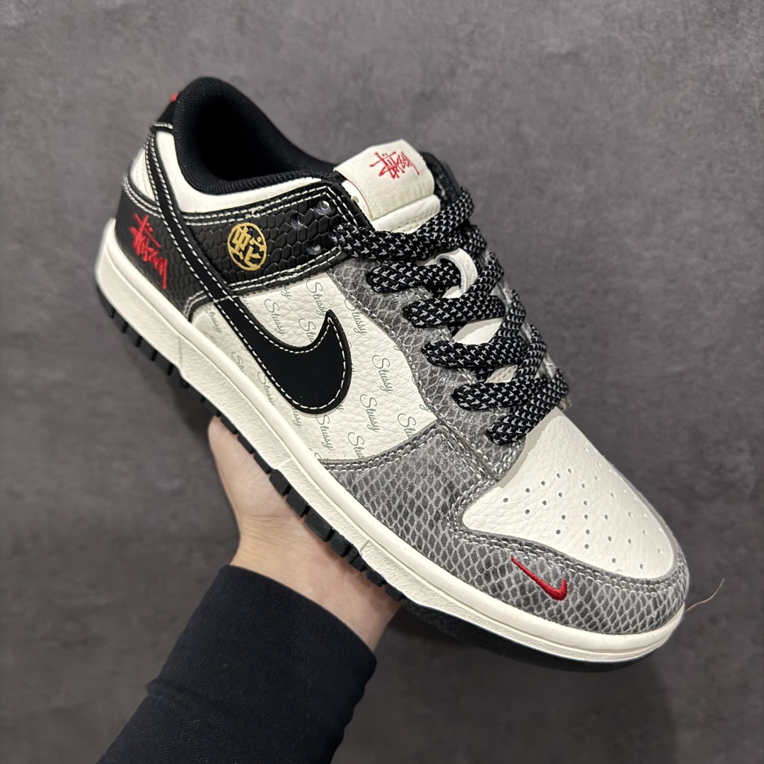 图片[3]-【定制版】Nike SB Dunk Low x Stussy 蛇年限定 白黑灰小钩满天星n纯原大厂出品 极力推荐n原装头层材料 独家版型蒸餾加工n帶來的是更好的视觉和脚感体验n大厂纯原品质出货 清洁度 电绣工艺皮料切割干净无任何毛边 细节完美 官方货号：XF8698 048 尺码：36 36.5 37.5 38 38.5 39 40 40.5 41 42 42.5 43 44 44.5 45  编码：CC300320-莆田鞋批发中心