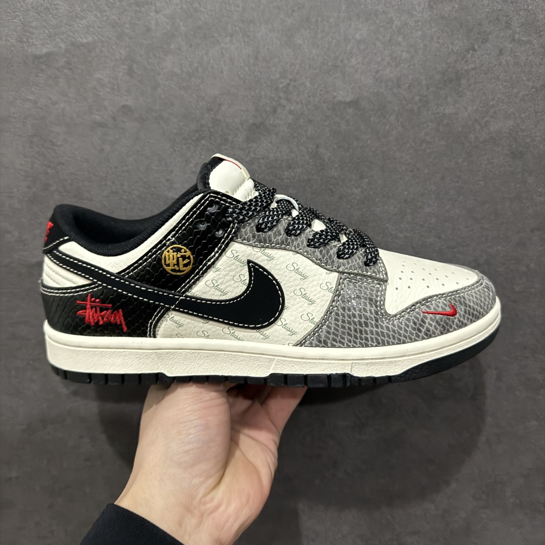 【定制版】Nike SB Dunk Low x Stussy 蛇年限定 白黑灰小钩满天星n纯原大厂出品 极力推荐n原装头层材料 独家版型蒸餾加工n帶來的是更好的视觉和脚感体验n大厂纯原品质出货 清洁度 电绣工艺皮料切割干净无任何毛边 细节完美 官方货号：XF8698 048 尺码：36 36.5 37.5 38 38.5 39 40 40.5 41 42 42.5 43 44 44.5 45  编码：CC300320-莆田鞋批发中心