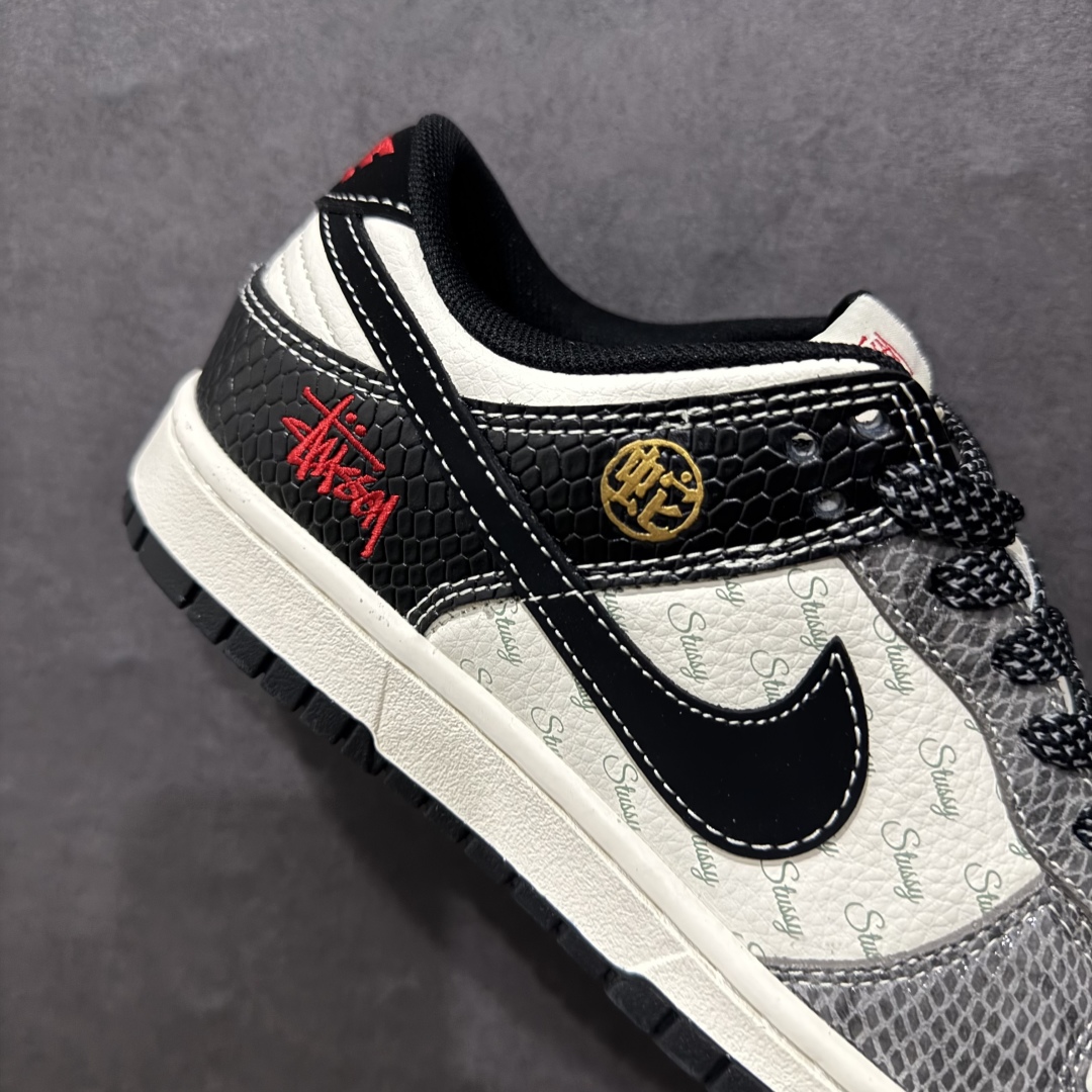 图片[6]-【定制版】Nike SB Dunk Low x Stussy 蛇年限定 白黑灰小钩满天星n纯原大厂出品 极力推荐n原装头层材料 独家版型蒸餾加工n帶來的是更好的视觉和脚感体验n大厂纯原品质出货 清洁度 电绣工艺皮料切割干净无任何毛边 细节完美 官方货号：XF8698 048 尺码：36 36.5 37.5 38 38.5 39 40 40.5 41 42 42.5 43 44 44.5 45  编码：CC300320-莆田鞋批发中心