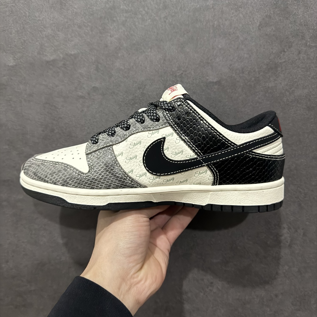 图片[2]-【定制版】Nike SB Dunk Low x Stussy 蛇年限定 白黑灰小钩满天星n纯原大厂出品 极力推荐n原装头层材料 独家版型蒸餾加工n帶來的是更好的视觉和脚感体验n大厂纯原品质出货 清洁度 电绣工艺皮料切割干净无任何毛边 细节完美 官方货号：XF8698 048 尺码：36 36.5 37.5 38 38.5 39 40 40.5 41 42 42.5 43 44 44.5 45  编码：CC300320-莆田鞋批发中心