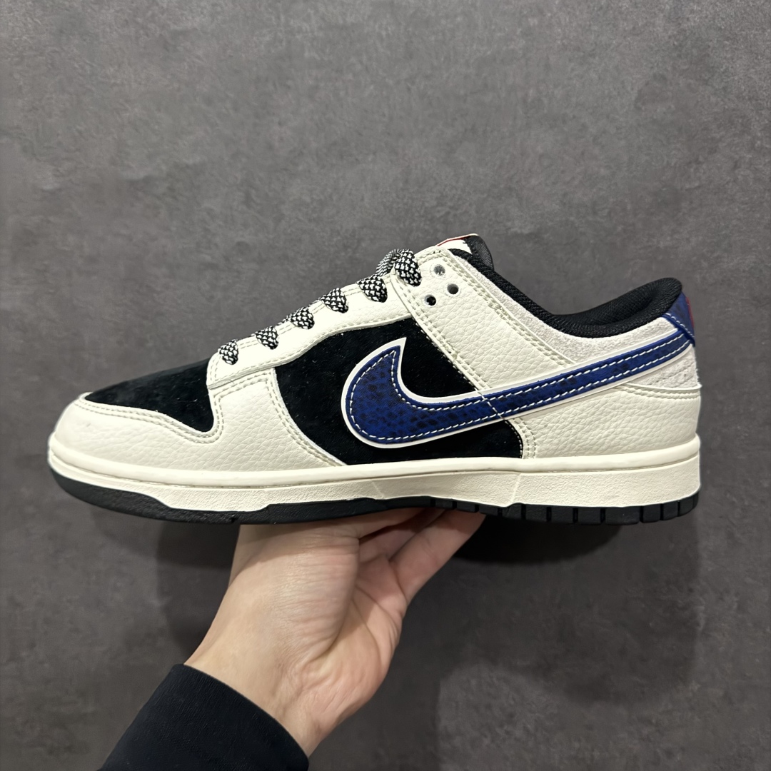 图片[2]-【定制版】Nike SB Dunk Low x Stussy 蛇年限定 白黑蓝小钩满天星n纯原大厂出品 极力推荐n原装头层材料 独家版型蒸餾加工n帶來的是更好的视觉和脚感体验n大厂纯原品质出货 清洁度 电绣工艺皮料切割干净无任何毛边 细节完美 官方货号：XF8698 050 尺码：36 36.5 37.5 38 38.5 39 40 40.5 41 42 42.5 43 44 44.5 45 编码：CC300320-莆田鞋批发中心