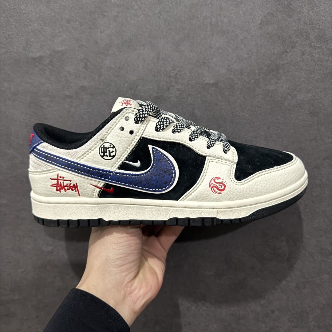 【定制版】Nike SB Dunk Low x Stussy 蛇年限定 白黑蓝小钩满天星n纯原大厂出品 极力推荐n原装头层材料 独家版型蒸餾加工n帶來的是更好的视觉和脚感体验n大厂纯原品质出货 清洁度 电绣工艺皮料切割干净无任何毛边 细节完美 官方货号：XF8698 050 尺码：36 36.5 37.5 38 38.5 39 40 40.5 41 42 42.5 43 44 44.5 45 编码：CC300320-莆田鞋批发中心