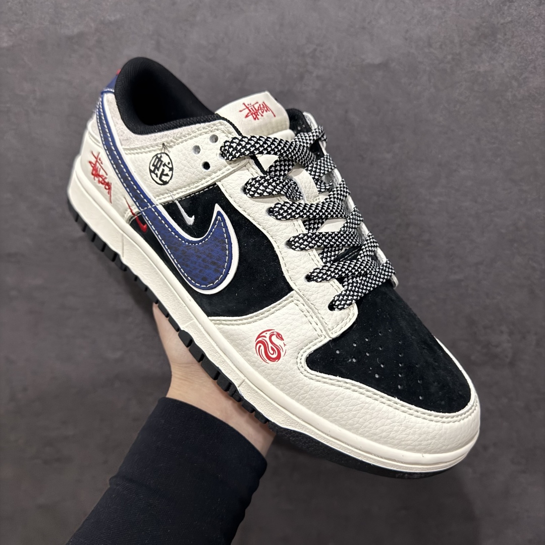 图片[3]-【定制版】Nike SB Dunk Low x Stussy 蛇年限定 白黑蓝小钩满天星n纯原大厂出品 极力推荐n原装头层材料 独家版型蒸餾加工n帶來的是更好的视觉和脚感体验n大厂纯原品质出货 清洁度 电绣工艺皮料切割干净无任何毛边 细节完美 官方货号：XF8698 050 尺码：36 36.5 37.5 38 38.5 39 40 40.5 41 42 42.5 43 44 44.5 45 编码：CC300320-莆田鞋批发中心