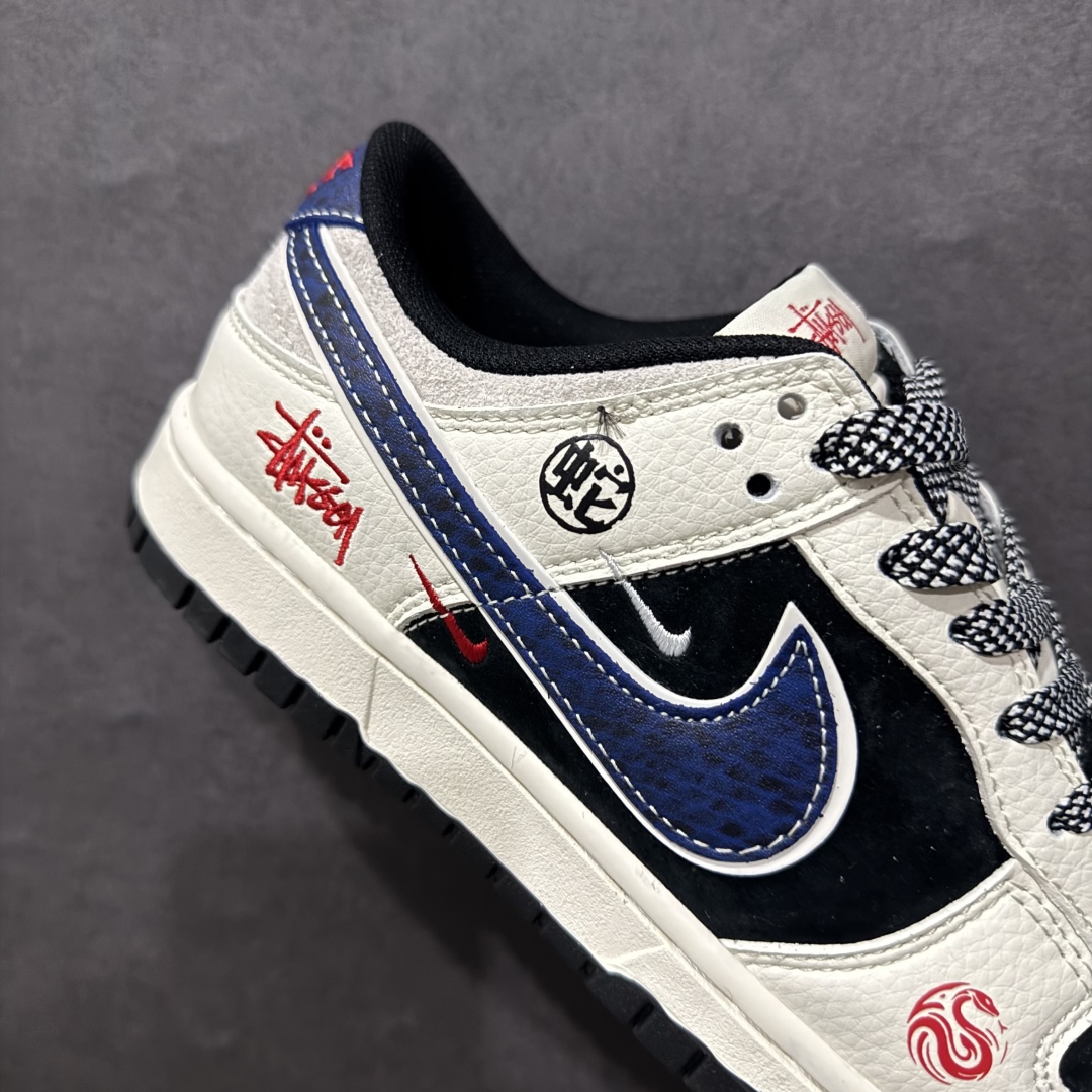 图片[6]-【定制版】Nike SB Dunk Low x Stussy 蛇年限定 白黑蓝小钩满天星n纯原大厂出品 极力推荐n原装头层材料 独家版型蒸餾加工n帶來的是更好的视觉和脚感体验n大厂纯原品质出货 清洁度 电绣工艺皮料切割干净无任何毛边 细节完美 官方货号：XF8698 050 尺码：36 36.5 37.5 38 38.5 39 40 40.5 41 42 42.5 43 44 44.5 45 编码：CC300320-莆田鞋批发中心