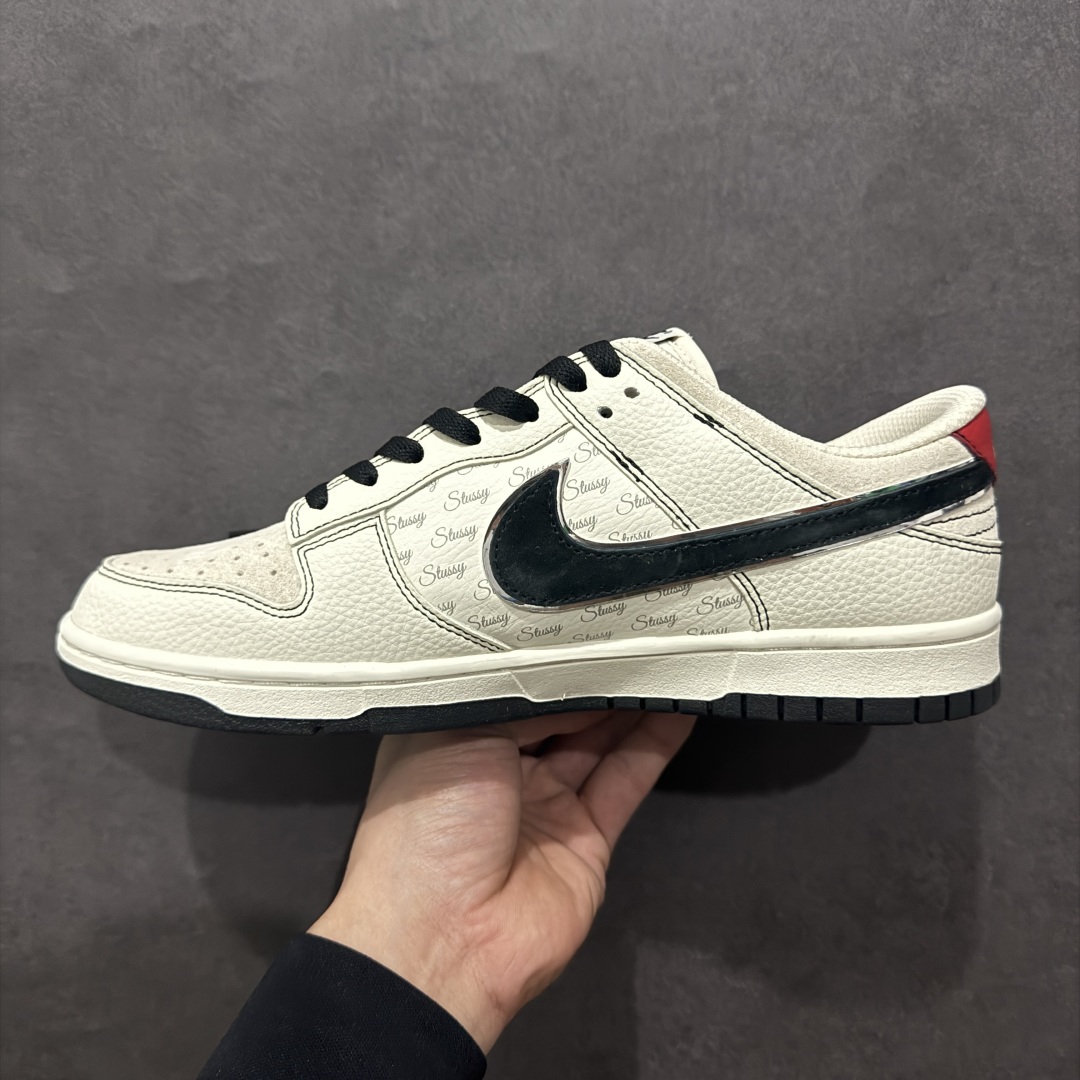 图片[2]-【定制版】Nike SB Dunk Low x Stussy 白黑红n纯原大厂出品 极力推荐n原装头层材料 独家版型加工n帶來的是更好的视觉和脚感体验n大厂纯原品质出货 清洁度 电绣工艺皮料切割干净无任何毛边 细节完美 官方货号：DJ2024 115 尺码：36 36.5 37.5 38 38.5 39 40 40.5 41 42 42.5 43 44 44.5 45  编码：HXS340360-莆田鞋批发中心