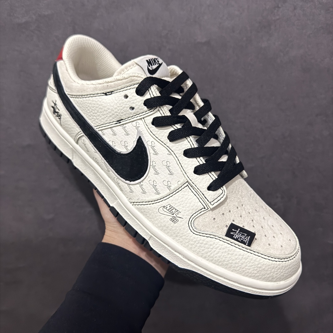 图片[3]-【定制版】Nike SB Dunk Low x Stussy 白黑红n纯原大厂出品 极力推荐n原装头层材料 独家版型加工n帶來的是更好的视觉和脚感体验n大厂纯原品质出货 清洁度 电绣工艺皮料切割干净无任何毛边 细节完美 官方货号：DJ2024 115 尺码：36 36.5 37.5 38 38.5 39 40 40.5 41 42 42.5 43 44 44.5 45  编码：HXS340360-莆田鞋批发中心