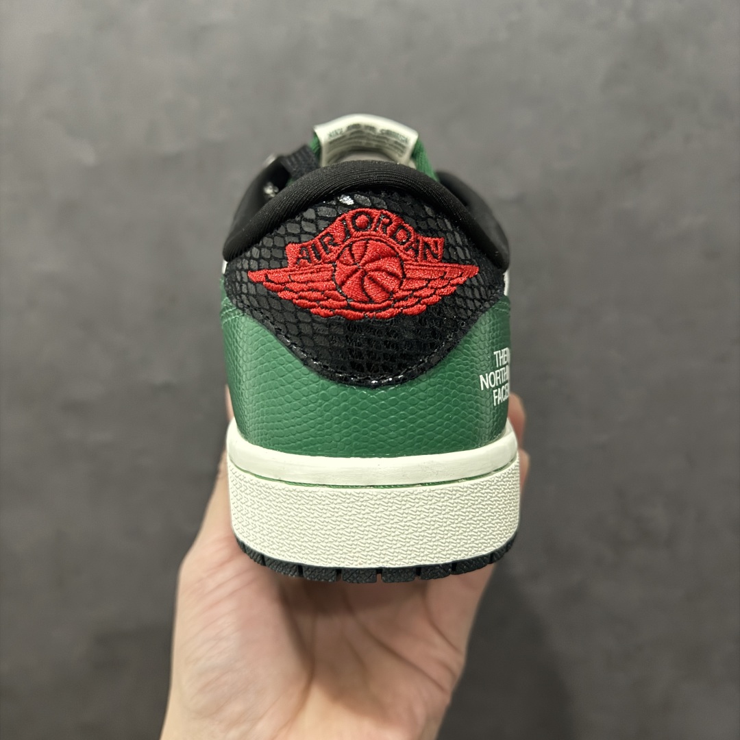 图片[4]-【定制版】Travis Scott x Fragment Design x Air Jordan 1 Low OG SP AJ1 乔1 北面联名 米白青蛇 低帮文化休闲板鞋rn#多方联名合作融合了Travis Scott 独特的音乐风格，藤原浩个性的设计风格以及Jordan品牌的经典元素 使其成为一双具有独特身份和价值的鞋子 清新而立体的外观加上联名标识更突出了其独特身份 这种配色方案显示出活力和时尚感 在视觉上引人注目  鞋身的质感和细腻的细节处理使其显得高端而格调十足  这款“倒钩”联名是设计与创意完美结合  融合多方的个性风格是一款备受瞩目的潮流鞋款r 货号：CH6336-021 尺码：36 36.5 37.5 38 38.5 39 40 40.5 41 42 42.5 43 44 44.5 45 编码：HXS340360-莆田鞋批发中心