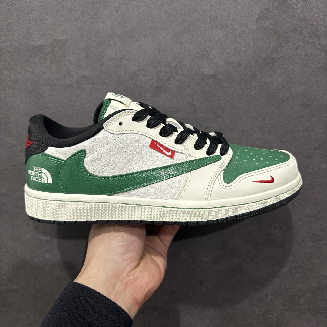 【定制版】Travis Scott x Fragment Design x Air Jordan 1 Low OG SP AJ1 乔1 北面联名 米白青蛇 低帮文化休闲板鞋rn#多方联名合作融合了Travis Scott 独特的音乐风格，藤原浩个性的设计风格以及Jordan品牌的经典元素 使其成为一双具有独特身份和价值的鞋子 清新而立体的外观加上联名标识更突出了其独特身份 这种配色方案显示出活力和时尚感 在视觉上引人注目  鞋身的质感和细腻的细节处理使其显得高端而格调十足  这款“倒钩”联名是设计与创意完美结合  融合多方的个性风格是一款备受瞩目的潮流鞋款r 货号：CH6336-021 尺码：36 36.5 37.5 38 38.5 39 40 40.5 41 42 42.5 43 44 44.5 45 编码：HXS340360-莆田鞋批发中心