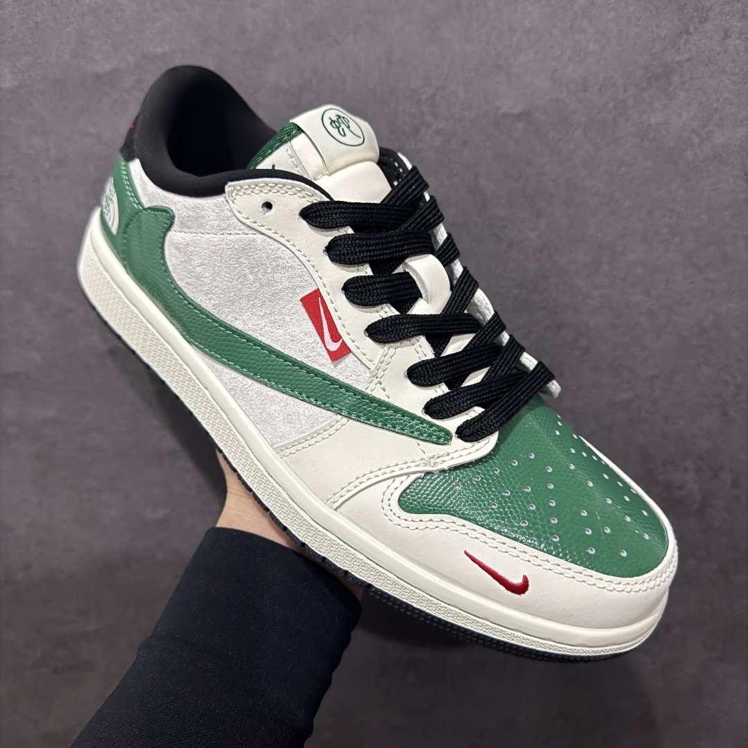 图片[3]-【定制版】Travis Scott x Fragment Design x Air Jordan 1 Low OG SP AJ1 乔1 北面联名 米白青蛇 低帮文化休闲板鞋rn#多方联名合作融合了Travis Scott 独特的音乐风格，藤原浩个性的设计风格以及Jordan品牌的经典元素 使其成为一双具有独特身份和价值的鞋子 清新而立体的外观加上联名标识更突出了其独特身份 这种配色方案显示出活力和时尚感 在视觉上引人注目  鞋身的质感和细腻的细节处理使其显得高端而格调十足  这款“倒钩”联名是设计与创意完美结合  融合多方的个性风格是一款备受瞩目的潮流鞋款r 货号：CH6336-021 尺码：36 36.5 37.5 38 38.5 39 40 40.5 41 42 42.5 43 44 44.5 45 编码：HXS340360-莆田鞋批发中心