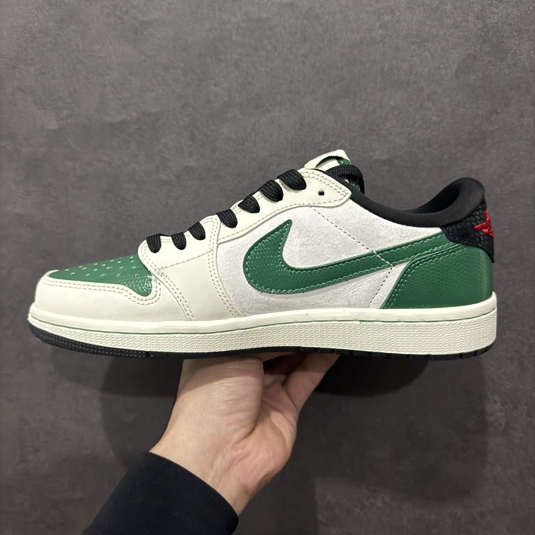 图片[2]-【定制版】Travis Scott x Fragment Design x Air Jordan 1 Low OG SP AJ1 乔1 北面联名 米白青蛇 低帮文化休闲板鞋rn#多方联名合作融合了Travis Scott 独特的音乐风格，藤原浩个性的设计风格以及Jordan品牌的经典元素 使其成为一双具有独特身份和价值的鞋子 清新而立体的外观加上联名标识更突出了其独特身份 这种配色方案显示出活力和时尚感 在视觉上引人注目  鞋身的质感和细腻的细节处理使其显得高端而格调十足  这款“倒钩”联名是设计与创意完美结合  融合多方的个性风格是一款备受瞩目的潮流鞋款r 货号：CH6336-021 尺码：36 36.5 37.5 38 38.5 39 40 40.5 41 42 42.5 43 44 44.5 45 编码：HXS340360-莆田鞋批发中心